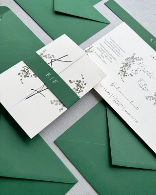 Detail otevíracího oznámení, kde kresba a iniciály musely přesně lícovat. #brána #otevíracísvatebníoznámení #zelenásvatba...