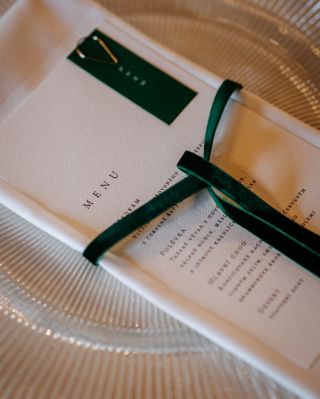 🍽 Každý prvek má svůj účel. Svatební menu není jen seznam jídel. Je to další prvek k dokreslení atmosféry – textura...