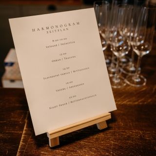 Svatební cedule a tiskoviny nepotřebují 5 fontů, zlatý tisk a třpytky. Minimalismus není „málo“. Je to sebevědomí....