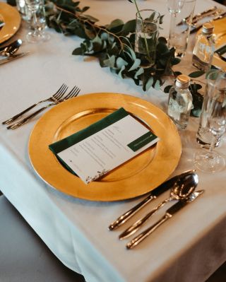 Svatenbí menu s ilustrací eukalyptu a zelenou jmenovkou s bílým tiskem - to vše propojeno zlatou průchodkou ♥