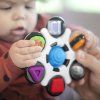 1522883 11 baby einstein hracka senzoricka curiosity clutch 3m