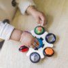1522883 4 baby einstein hracka senzoricka curiosity clutch 3m