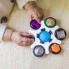 1522883 5 baby einstein hracka senzoricka curiosity clutch 3m