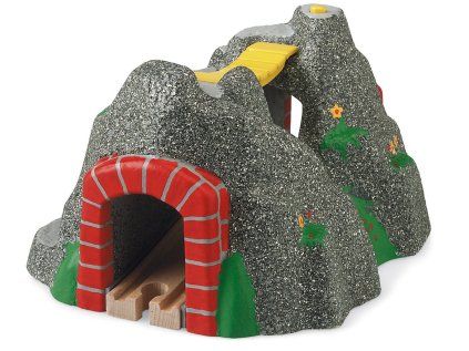 Kamenný tunel so zvukovým systémom