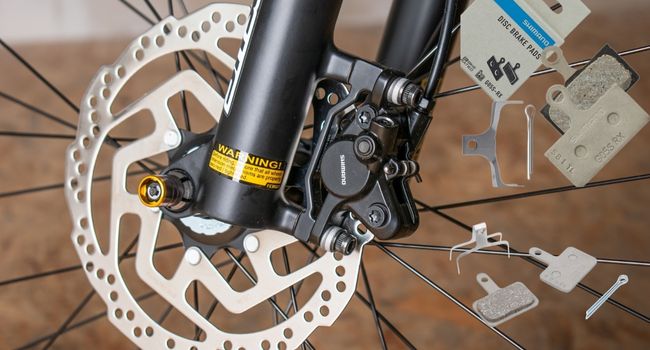 Jak vybrat brzdové destičky Shimano — průvodce pro rekreační a MTB jezdce
