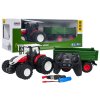 Červený R/C traktor so zeleným prívesom