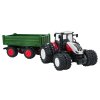 Červený R/C traktor so zeleným prívesom