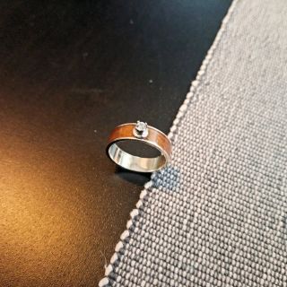 Zásnubní prsten, stříbro + americký ořech, speciální upevnění šatonu s čirým zirkonem #juring #zasnubniprsten #dreveneprsteny