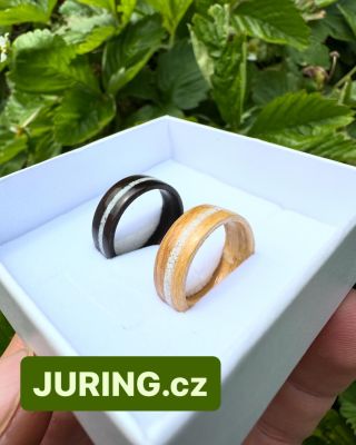Tyto dva dřevěné prstýnky jsou více než jen šperky. Jsou symbolem lásky, která je silná jako eben a jemná jako olivovník,...