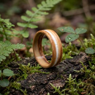 Dřevěný prsten z olivového dřeva s mramorovým proužkem. ✔️ lehký a příjemný na nošení ✔️ každý kus má originální kresbu 📩...