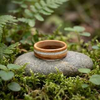 Behind the scene 📸🌿 Takhle vznikaly fotky prstenu z olivového dřeva s mramorovým proužkem — trochu mechu, kámen a hodně...