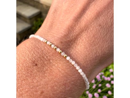 Náramek z měsíčního kamene a korálků plněných zlatem