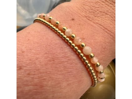 Měsíční kámen na ruce