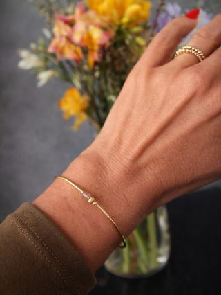 Pro ty z vás, které milují ještě větší minimalismus než nabízejí kuličky. Jemné náramky z tyčinek plněných zlatem – čistá...