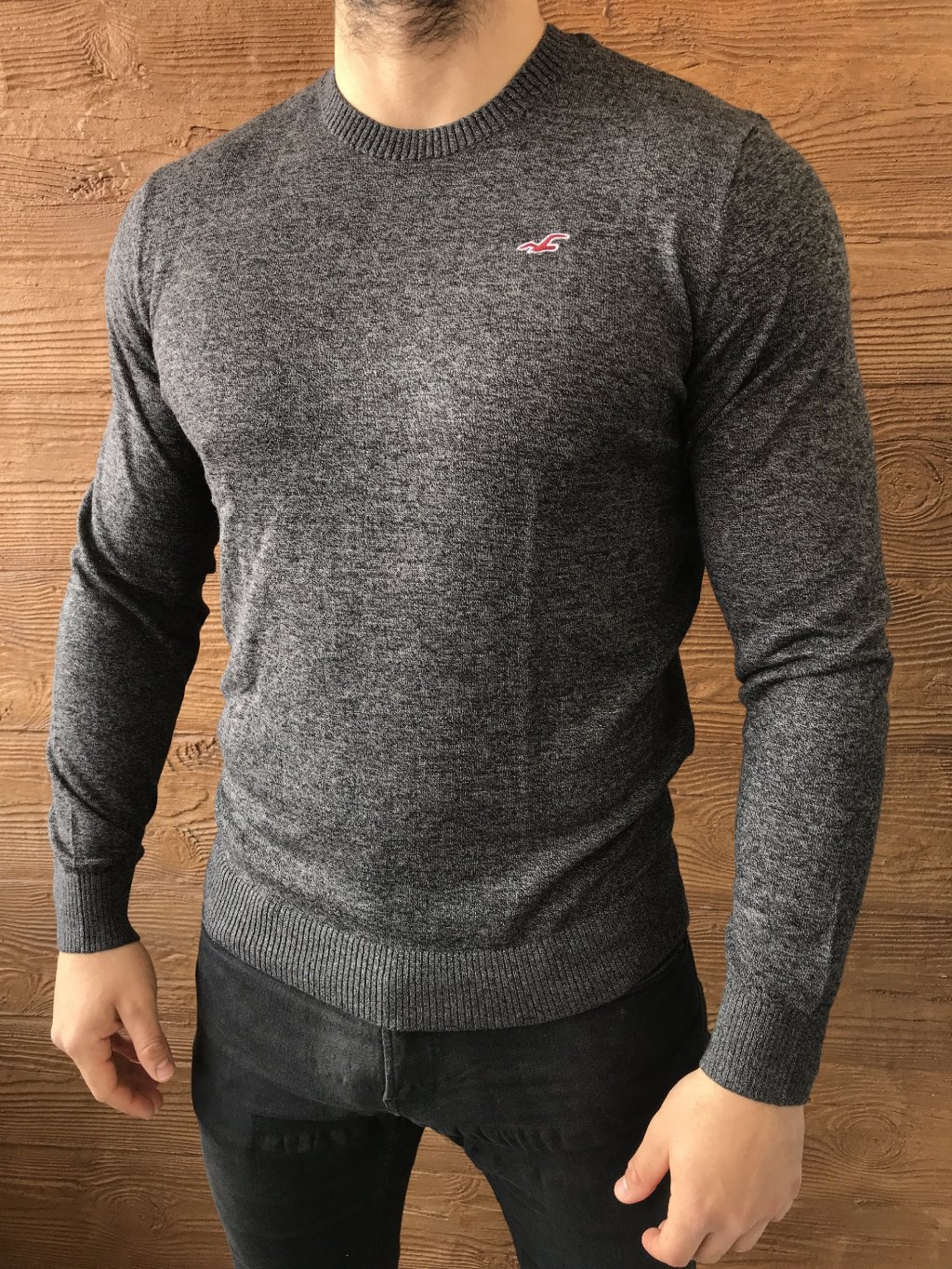 Hollister tmavě šedý svetr s logem