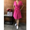Růžové puntíkaté šaty