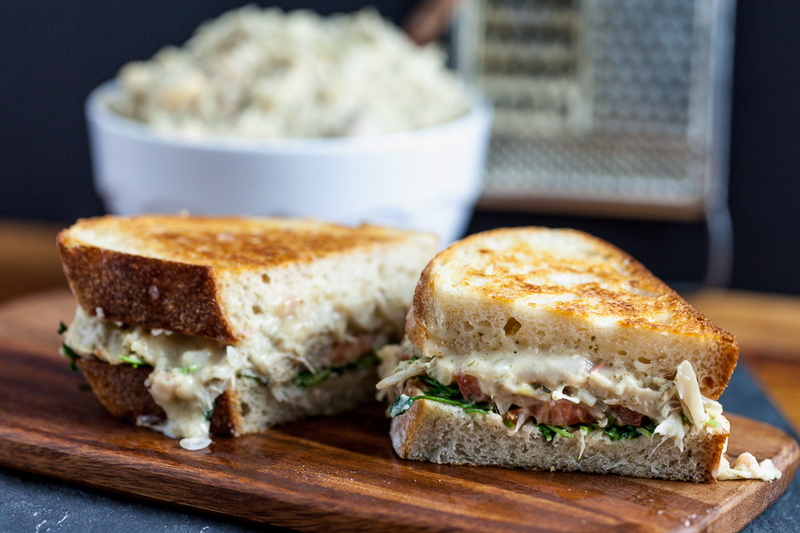 Veganský „tuňákový“ sendvič s jackfruitem