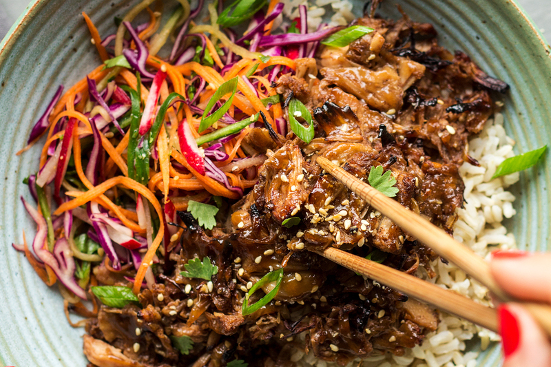 Poké-style bowl s „trhaným vepřovým“ z jackfruitu