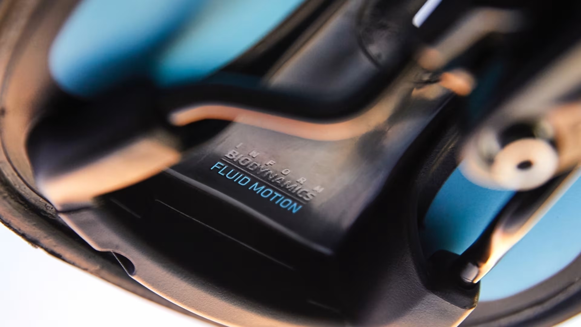 BT20_LAUNCH_FluidSaddles_TechFeature_Commuter_Blvd_2