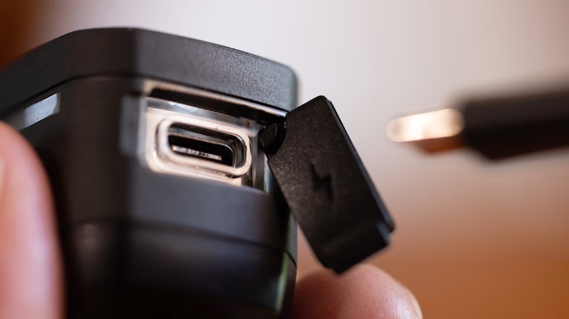 TK25_Ion100_Flare_R_Tech_Ion_USBC