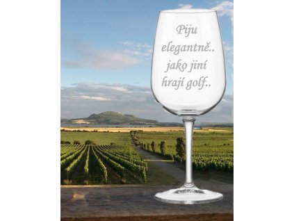 sklenice na vino s textem