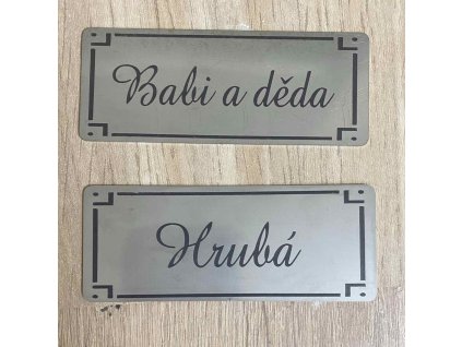 nerezovy stitek na dvere