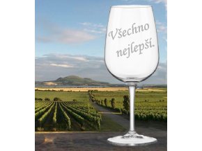 sklenice na vino s textem