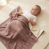 Bábätko prikryté detskou dekou bavlna merino Kaarsgaren hnedé ovečky