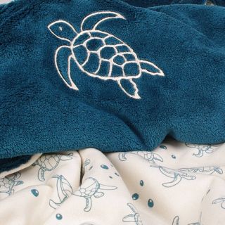 🐢 Klid, teplo a hebkost v jednom. Tato deka se smaragdovou želvou je ideální pro každodenní mazlení, odpočinek i klidné...