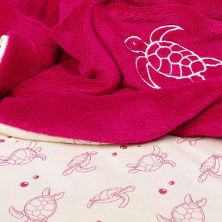 🐢 Hebkost, která obejme. Tato deka s korálovou želvou je jako stvořená pro mazlení, klidné usínání i chvíle pohody....