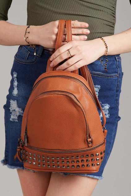 Hnědý batoh s kovovým zdobením