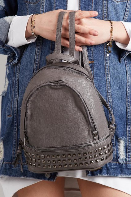 Šedý batoh s kovovým zdobením