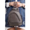 Šedý batoh s kovovým zdobením