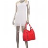 Červená kabelka na rameno Moda Handbag 8261 na postavě