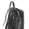 Menší dámský kožený batoh s kapsami MAZZINI; černá