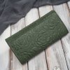 Dámská kožená peněženka Paolo Peruzzi s květinovým reliéfem; zelená