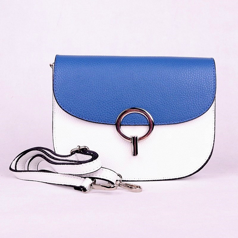 Malá pevná kožená crossbody kabelka Vera Pelle 25 bílo-tmavěmodrá | KabelkyproVas.cz