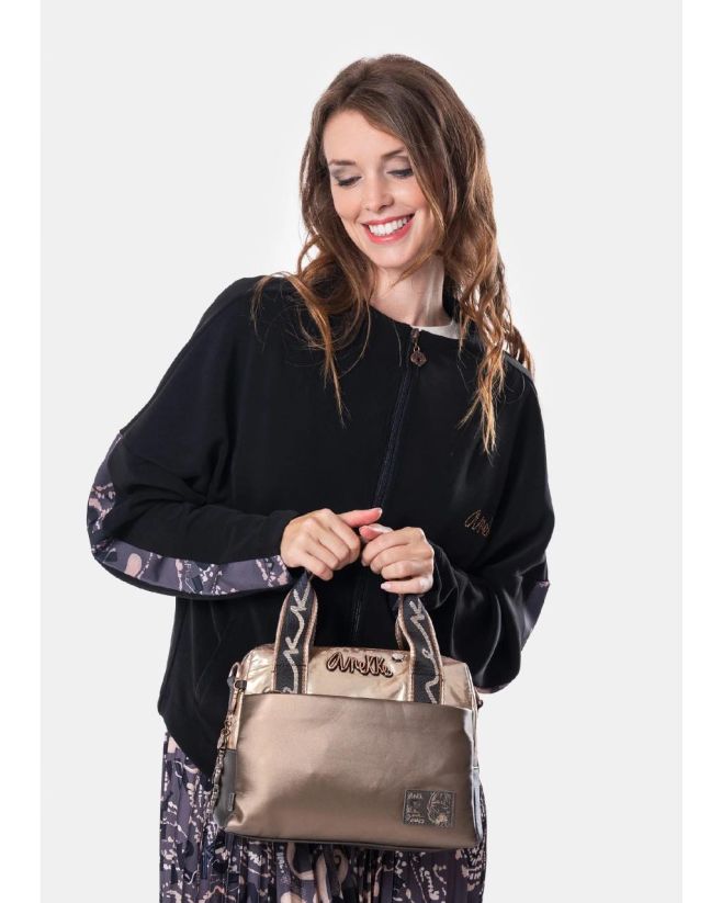 🍃 Nová podzimní/zimní láska je tady! 🍃 Zamiluj se do Anekke kabelky z kolekce Smart Pack, která září v nádherných...