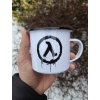 Bílý plecháček 330 ml s černým graffiti logem inspirovaným Half-Life. Smaltovaný hrnek s černým okrajem, ideální pro fanoušky her a geek kultury.