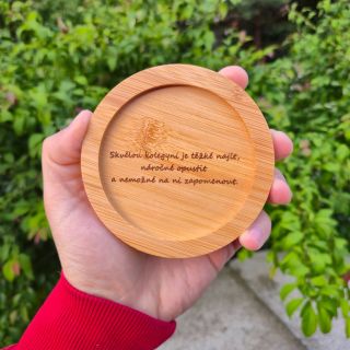 🎁 Dárek, který zahřeje u srdce Dřevěný podtácek s osobním vzkazem je krásným způsobem, jak poděkovat kolegyni, která pro...