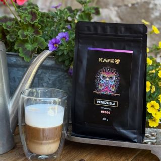 Unikátní chuť z latinskoamerických hor. Hořká chuť zrn z Venezuely vykouzlí čas pohody s šálkem výběrové kávy 👉...