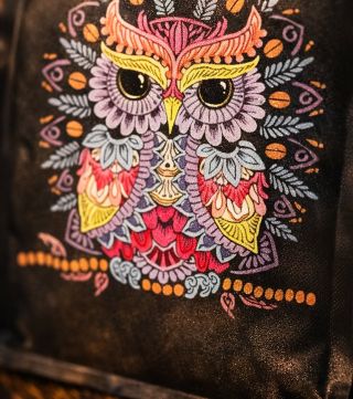 Našim poznávacím znamením je sovička. Je symbolem moudrosti, bdělosti a klidu. Nevybírá náhodně – vybírá správně. Stejně...