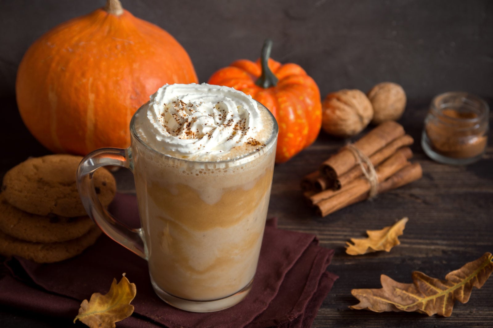Dýňové latte: Podzimní hit plný chutí – jak ho připravit a kde se vzal? 🎃☕🍂