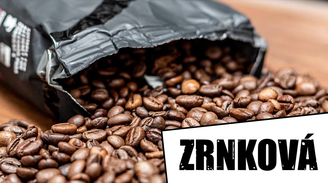 Zrnková káva, silný chuťový zážitek s velkým obsahem kofeinu a krémovou pěnou