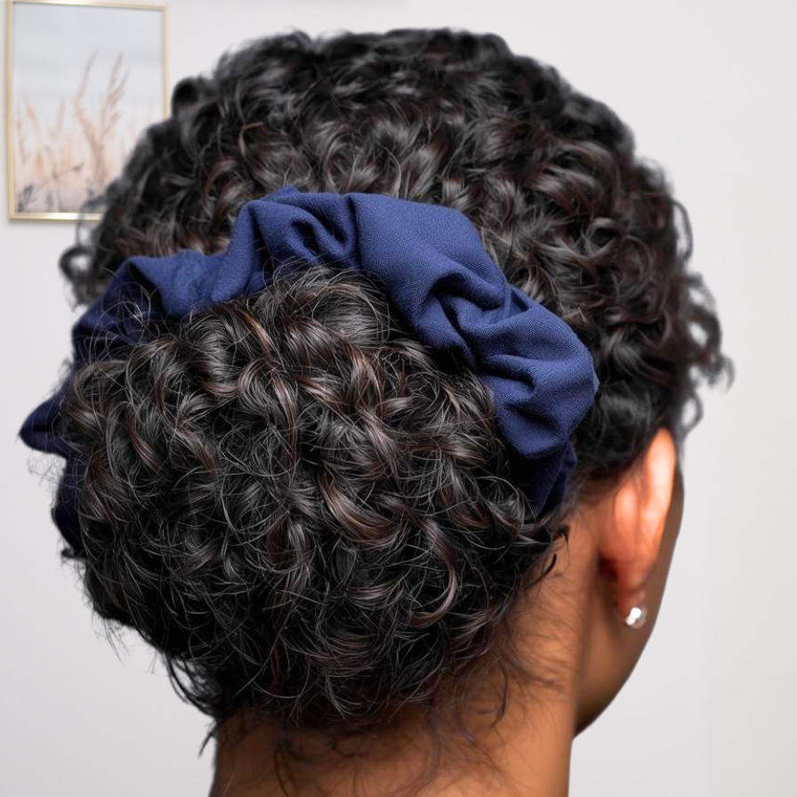 Modrá střední scrunchie na vlasech - stylingový tip
