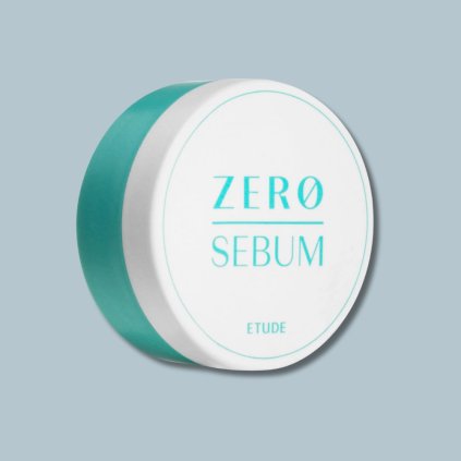 ETUDE Zero Sebum Drying matující pudr je lehký, průhledný pudr navržený pro zajištění dlouhotrvajícího matného vzhledu pleti. Tento pudr absorbuje přebytečný olej a minimalizuje lesk, aniž by pleť vysušoval. Je (2)
