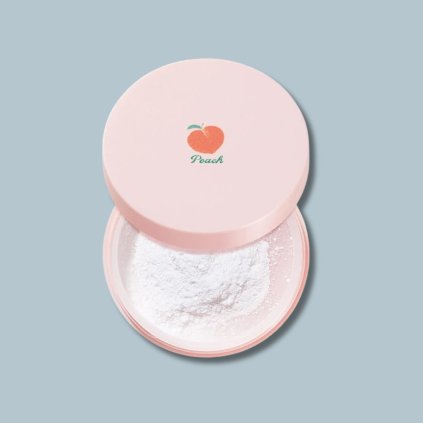 Skinfood Peach Cotton Multi Finish Powder je zmatňující sypký pudr, který dokonale zafixuje make up a absorbuje přebytečný olej pro dlouhotrvající matný efekt. Tento pudr je obohacený o broskvový extrakt, který poskytuje (2)