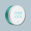 ETUDE Zero Sebum Drying matující pudr je lehký, průhledný pudr navržený pro zajištění dlouhotrvajícího matného vzhledu pleti. Tento pudr absorbuje přebytečný olej a minimalizuje lesk, aniž by pleť vysušoval. Je (2)