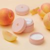Skinfood Peach Cotton Multi Finish Powder je zmatňující sypký pudr, který dokonale zafixuje make up a absorbuje přebytečný olej pro dlouhotrvající matný efekt. Tento pudr je obohacený o broskvový extrakt, který poskytuje (4)