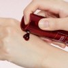 VT Cosmetics Red Booster Reedle Shot 100 je pokročilý pleťový booster zaměřený na intenzivní regeneraci, zklidnění a posílení pleti, jehož klíčovou aktivní složkou je Dragon’s Blood – pryskyřice stromu Croton (4)
